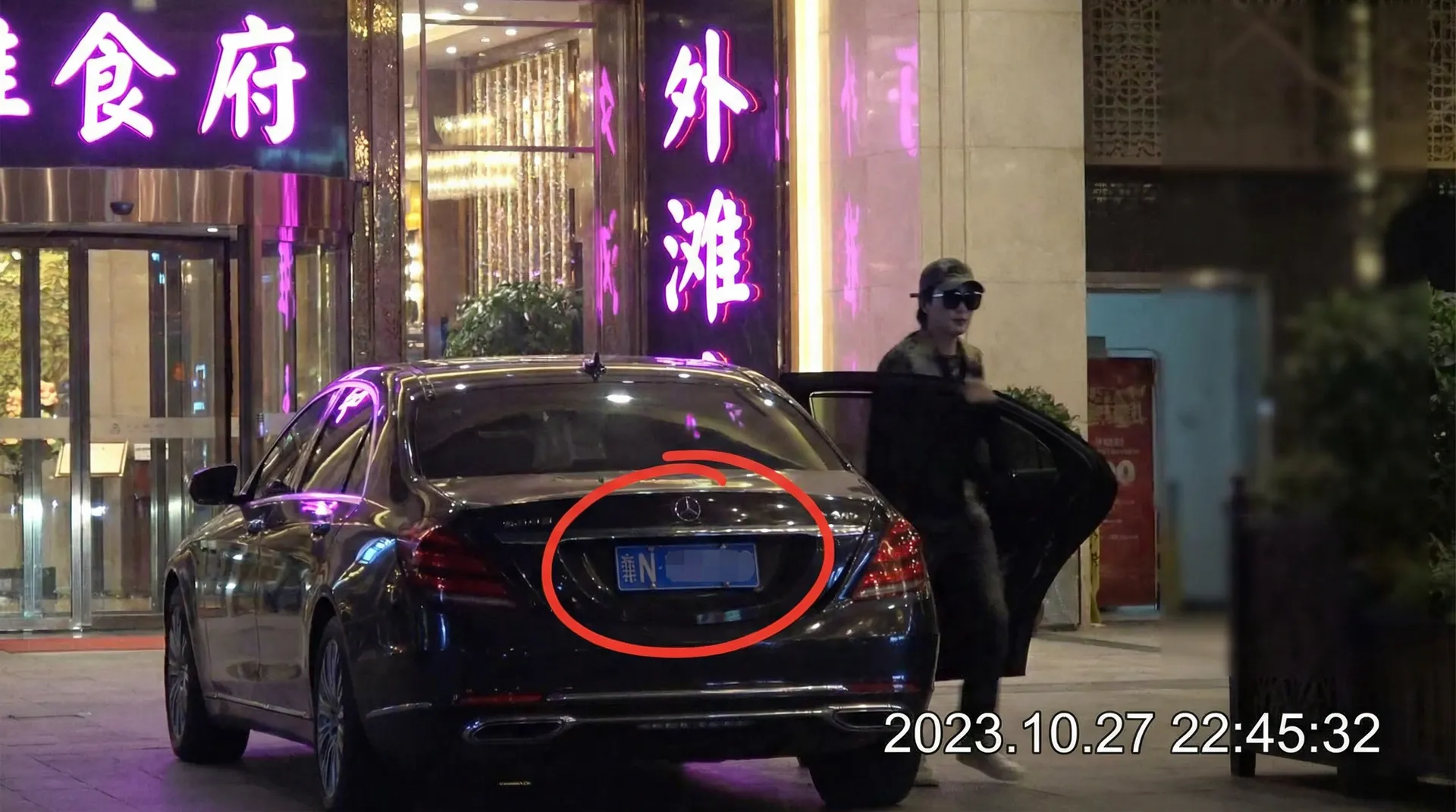 迪拜皇宫官网 - 豪车餐厅外被拍